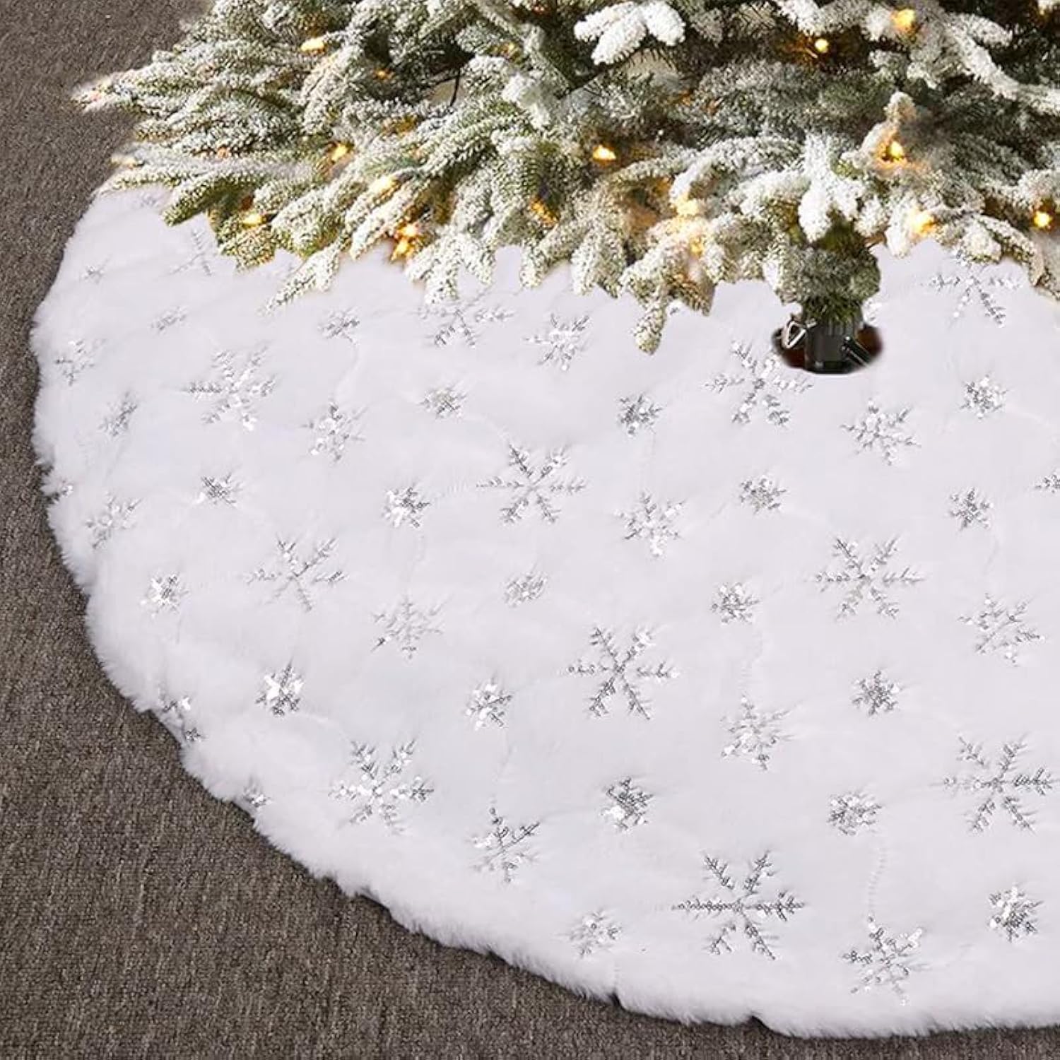 Elegant White Plush Christmas Tree Skirt with Sequin Snowflakes (120cm, Silver) - Perfect for Festive Decor-image-24ccdd78-3344-4530-b4b6-7521a04c138f-45233