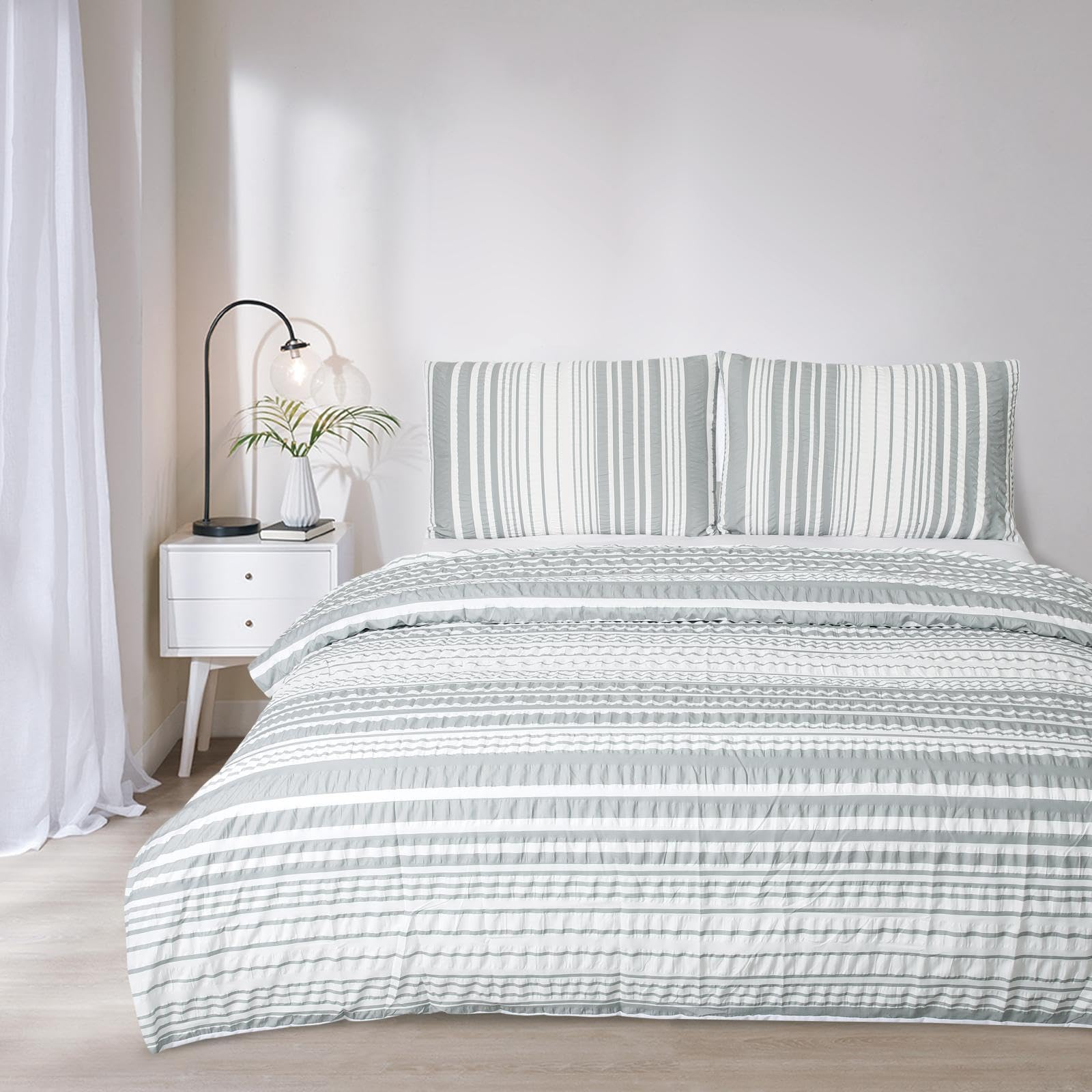 King Size Grey Striped Duvet Cover Set, Reversible Seersucker, Easy Care 220x230cm with 2 Pillowcases-image-babc250b-2a27-4975-8c3a-92def7948cee-65845
